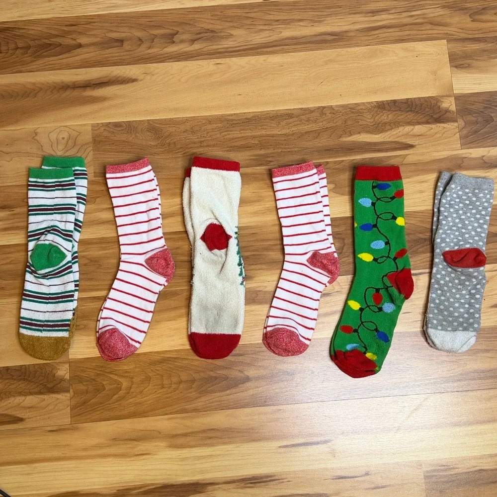 3 for $20 UNBRANDED Ladies Novelty Christmas Themed Crew Socks Santa Reindeer